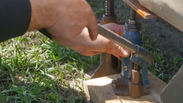 Hydrauliska domkraften höjer bilen — Stockvideo