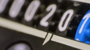 2019 2020 yılbaşı sayım sayısı. Dijital geri sayım zamanlayıcısı. Mavi renkli numaralar.