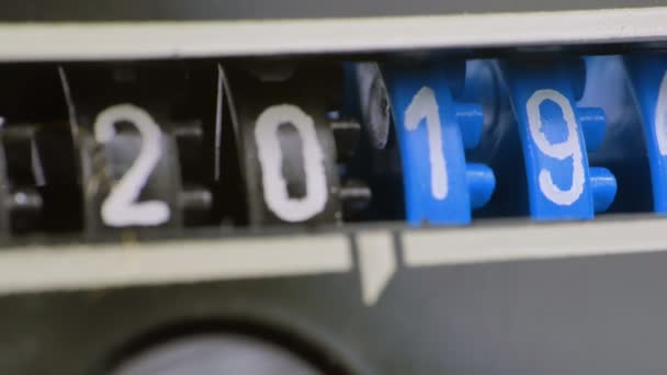 2019 2020 neue Jahreszählerzahlen. digitaler Countdown-Timer. Ziffern blauer Farbe. — Stockvideo