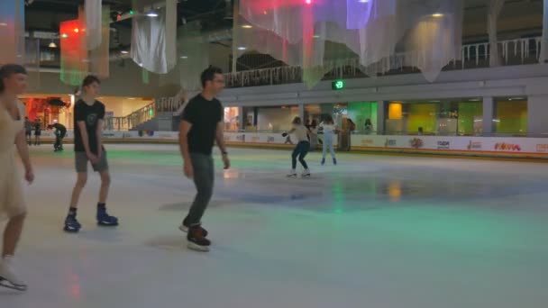 Kiev Oekraïne - 07 juli 2019. Veel mensen van kinderen en volwassenen in de rolschaatsbaan. Paardrijden rolschaatsen in een recreatie complex in de stad. — Stockvideo