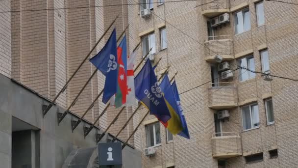 Kiev Ukraine - 07 July 2019. Ukrainian flag flying on Maidan nezalezhnosti and flag guam. External economic relations. — Stock Video