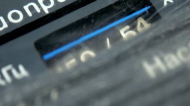 Analog Radyo Çevirme Frekansı Klasik Alıcının Ölçeğinde Ayarlanıyor. Frekans etiketi Mhz aralığında ve ayrıca uzun, orta ve kısa dalgalarda hareket eder. Yakın plan. Radyo frekans alıcısı