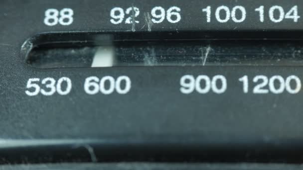 Συντονισμός Αναλογική ραδιοσυχνότητα κλήσης στην κλίμακα του Vintage δέκτη. Η ετικέτα συχνότητας κινείται στην περιοχή Mhz, καθώς και σε μεγάλα, μεσαία και σύντομα κύματα. Κοντινό πλάνο. Δέκτης ραδιοσυχνοτήτων — Αρχείο Βίντεο