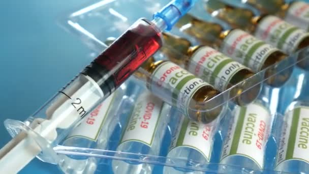 Vaccin Covid-19 et ncov coronavirus, comprimés et seringues. Laboratoire, analyse un liquide coloré pour extraire l'ADN et les molécules dans les éprouvettes . — Video