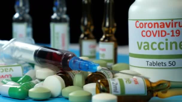 Vacina Covid-19 e ncov coronavirus, comprimidos e seringa. Laboratório, analisa um líquido colorido para extrair o DNA e moléculas nos tubos de ensaio . — Vídeo de Stock