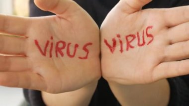 El virüsü üzerine yaz. Kız ellerini virüsten uzak tutuyor..