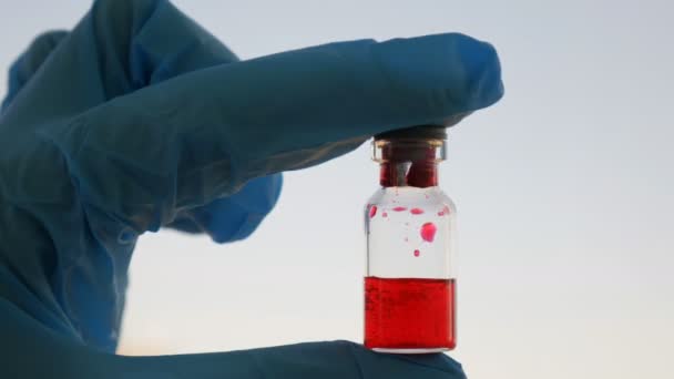 Cientista feminina segurando ampola na mão, desenvolvimento de novos medicamentos, vacinação — Vídeo de Stock