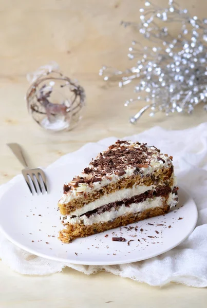 Вкусный торт на фоне Рождества — стоковое фото