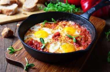 Shakshuka, kızarmış yumurta domates sos ile