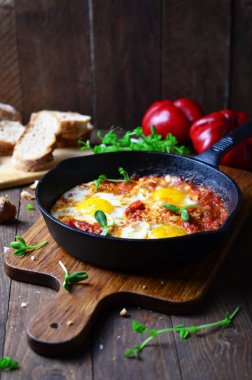 Shakshuka, kızarmış yumurta domates sos ile