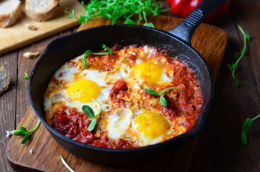 Shakshuka, kızarmış yumurta domates sos ile
