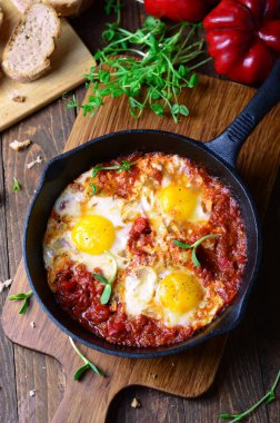 Shakshuka, kızarmış yumurta domates sos ile