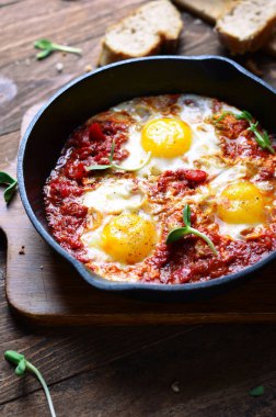 Shakshuka, kızarmış yumurta domates sos ile