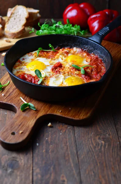 Szakszuka, smażone jajka z sosem pomidorowym — Zdjęcie stockowe