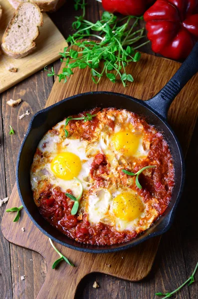 Shakshuka, Huevos fritos con salsa de tomate — Foto de Stock