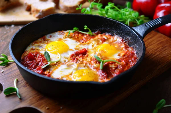 Shakshuka, яєчня з томатним соусом — стокове фото