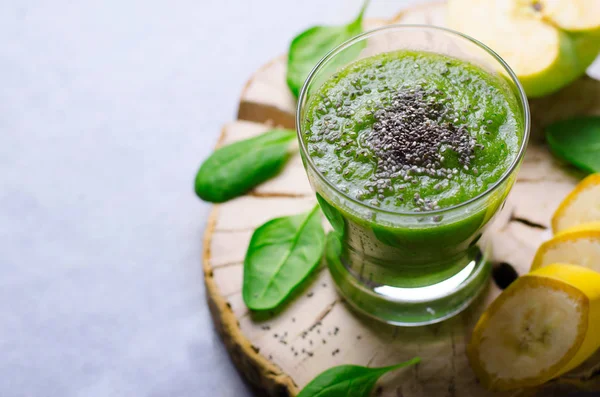 Зеленый смузи, здоровый напиток — стоковое фото