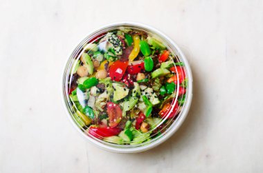 Healphy vejetaryen salata, Take Away gıda kavramı, salata yemek kapsayıcısında, lezzetli vejetaryen yemek