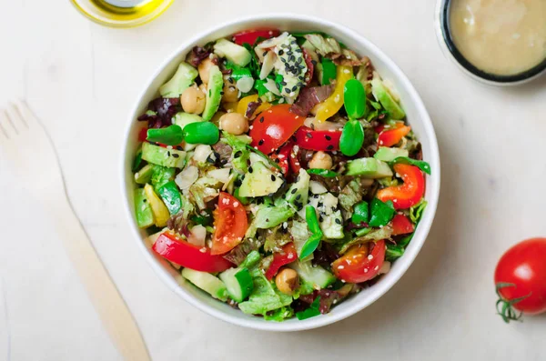 Gesunder vegetarischer Salat, Konzept zum Mitnehmen, Salat im Lebensmittelcontainer, leckeres veganes Essen — Stockfoto