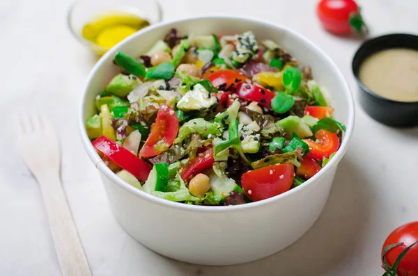 Healphy вегетаріанські салат, концепція Take Away продовольство, салат в харчових контейнерів, Vegan смачна їжа — стокове фото