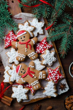 Ahşap arka planda noel kurabiyeleri