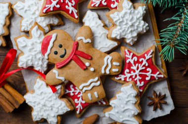 Ahşap arka planda noel kurabiyeleri