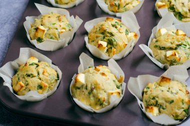 Ispanak ve beyaz peynir kek teneke pişirme içinde