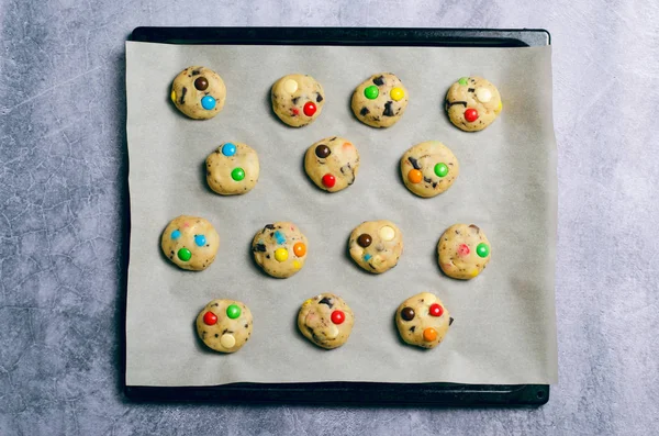 Biscoitos caseiros com doces de chocolate coloridos — Fotografia de Stock