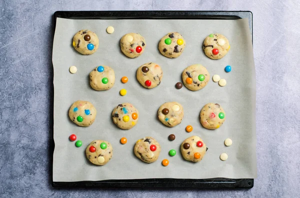 Biscoitos caseiros com doces de chocolate coloridos — Fotografia de Stock