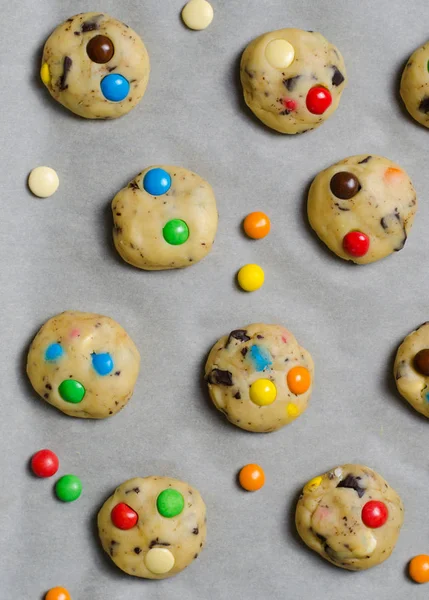 Biscoitos caseiros com doces de chocolate coloridos — Fotografia de Stock