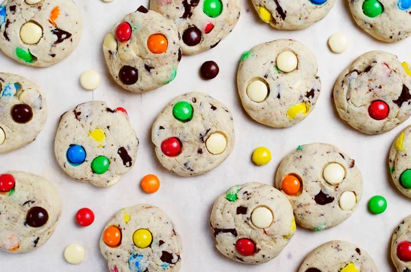 Biscoitos caseiros com doces de chocolate coloridos — Fotografia de Stock