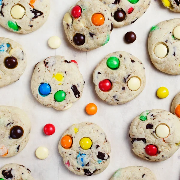 Biscoitos caseiros com doces de chocolate coloridos — Fotografia de Stock