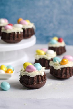 Mini Bundt kek çikolata yumurta ile dekore edilmiş paskalya tatlısı