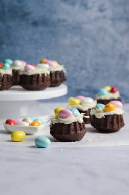 Mini Bundt kek çikolata yumurta ile dekore edilmiş paskalya tatlısı