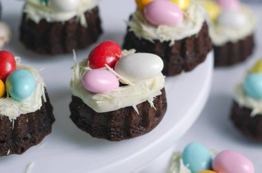 Mini Bundt kek çikolata yumurta ile dekore edilmiş paskalya tatlısı