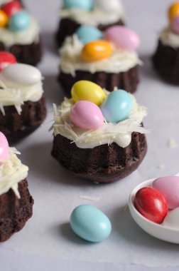 Mini Bundt kek çikolata yumurta ile dekore edilmiş paskalya tatlısı