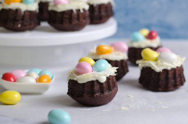 Mini Bundt kek çikolata yumurta ile dekore edilmiş paskalya tatlısı