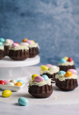 Mini Bundt kek çikolata yumurta ile dekore edilmiş paskalya tatlısı