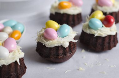 Mini Bundt kek çikolata yumurta ile dekore edilmiş paskalya tatlısı