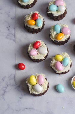 Mini Bundt kek çikolata yumurta ile dekore edilmiş paskalya tatlısı