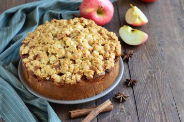 Ev yapımı elmalı turta.