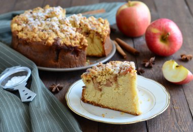 Ev yapımı elmalı turta.