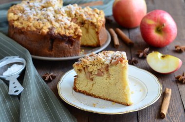 Ev yapımı elmalı turta.