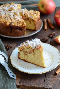 Ev yapımı elmalı turta.
