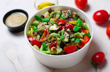 Sağlıklı vejetaryen salata, lezzetli vejetaryen yemek