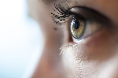 güzel yeşil gözlerin