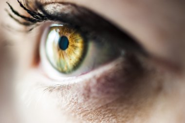 Açık gözleri sana bakmak