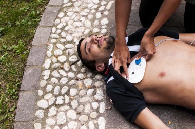 defibrilatör elektrotlar Cpr için defibrilatör ile uygulama kız