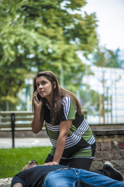 девушка вызывает экстренную службу для бессознательного мужчины
