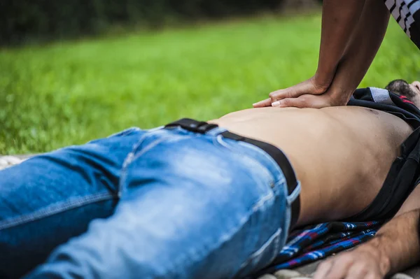 Parâmetros vitais e massagem cardíaca para RCP — Fotografia de Stock